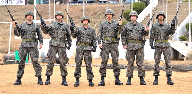 ‘진짜사나이’. 왼쪽부터 손진영, 류수영, 서경석, 김수로, 샘 해밍턴, 미르.