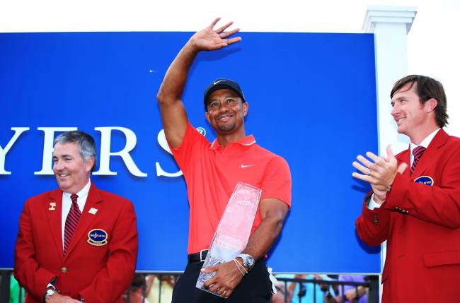 타이거우즈(TigerWoods/골퍼)
Tiger Woods poses with the winner’s trophy after capturing The Players Championship on Sunday.   AFP-Yonhap News
