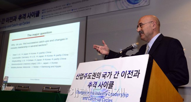 13일 오전 서울대 이태리 보코니 대학 경제추격연구소가 대한상의에서 '산업주도권의 국가 간 이전과 추격 사이클'을 주제로 세미나를 개최한 가운데 Bocconi대학교 Franco Malerba 교수가 제1세션을 진행하고 있다. 박해묵 기자/mook@heraldcorp.com
13일 오전 서울대 이태리 보코니 대학 경제추격연구소가 대한상의에서 '산업주도권의 국가 간 이전과 추격 사이클'을 주제로 세미나를 개최한 가운데 Bocconi대학교 Franco Malerba 교수가 제1세션을 진행하고 있다. 박해묵 기자/mook@heraldcorp.com
“한국, 기존 성공공식 잊지말고 슈퍼사이클 창출해야”