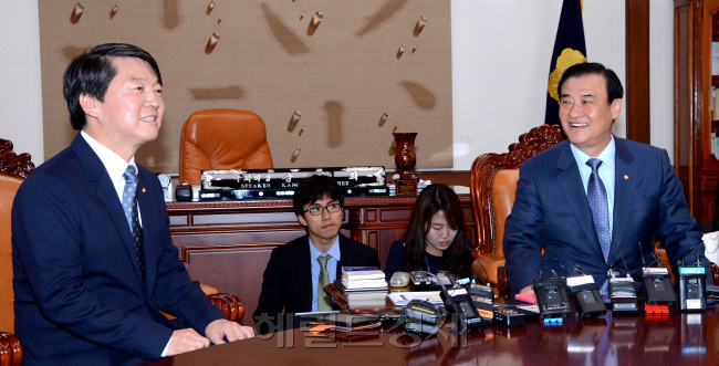 무소속 안철수 의원이 13일 오전 국회 상임위 배분문제로 강창희 국회의장을 면담하고 있다. 박현구 기자phko@heraldcorp.com
강창희(오른쪽) 국회의장은 13일 오전 국회의장실에서 무소속 안철수 의원을 면담했다. 강 의장은 최근 안 의원이 보건복지위원회로 상임위가 정해지려는 움직임에 대해 ‘내 권한’임을 강조하며 제동을 건 바 있다. 홍석희 기자/hong@
