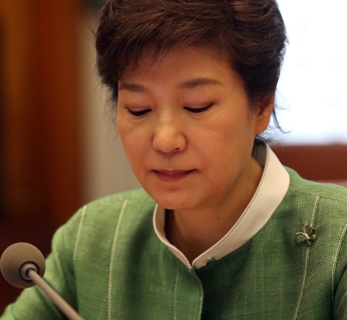 박근혜(대통령)
박근혜 대통령이 13일 오전 청와대에서 열린 수석비서관회의를 주재하며 발언을 마친뒤 자료를 보고 있다. (연합뉴스)
