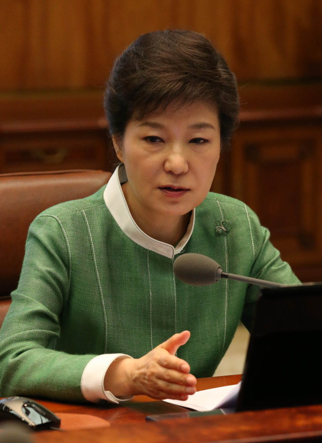 President Park Geun-hye speaks during a regular meeting with senior secretaries at Cheong Wa Dae on Monday.   Chung Hee-cho/The Korea Herald
