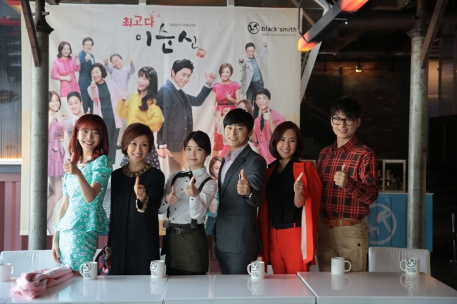 배그린(좌부터/탤런트),이미숙(영화배우),아이유(이지은/가수),조정석(뮤지컬배우/탤런트),김윤서(탤런트/영화배우),이지훈(탤런트)
가수 겸 연기자 이지훈이 연기돌 선배로서의 고충을 털어놓으며 아이유에 대한 응원을 당부했다.