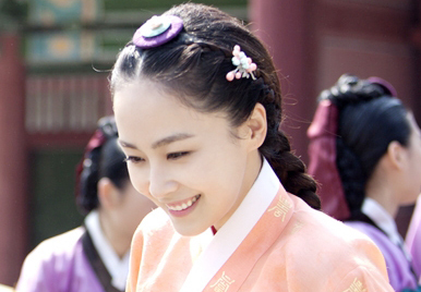 홍수현(탤런트/가수)
13일 배우 홍수현 측은 SBS 월화극 ‘장옥정, 사랑에 살다’(극본 최정미, 연출 부성철/이하 ‘장옥정’)의 화기애애한 촬영 현장 사진을 공개했다.