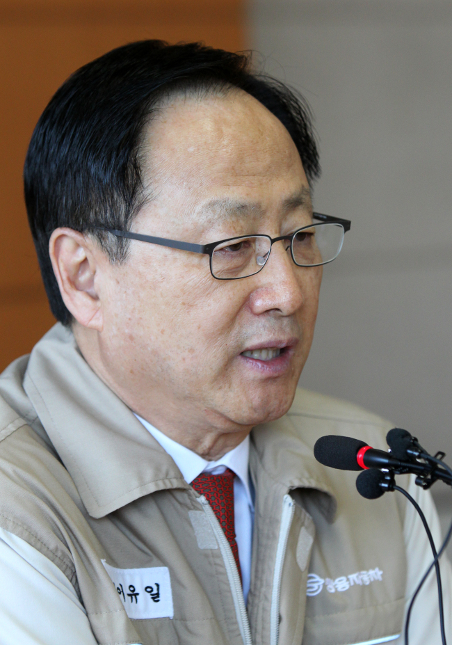 이유일(기업인/쌍용자동차대표이사사장)
<YONHAP PHOTO-0861> 쌍용차 이유일 대표이사 (평택=연합뉴스) 신영근 기자 = 13일 오전 4년만에 주야 2교대 근무를 시작한 경기도 평택 쌍용자동차 평택공장에서 이유일 쌍용차 대표이사가 2교대 근무에 대한 입장을 밝히고 있다. 2013.5.13 drops@yna.co.kr http://blog.yonhapnews.co.kr/geenang/2013-05-13 14:20:58/ <저작권자 ⓒ 1980-2013 ㈜연합뉴스. 무단 전재 재배포 금지.>
CEO Lee Yoo-il