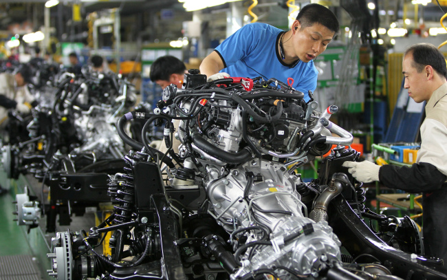 Ssangyong Motor workers assemble cars in its Pyeongtaek plant on Monday, the first day of the carmaker’s revival of a two-shift working system that was discontinued four years ago.   Yonhap News