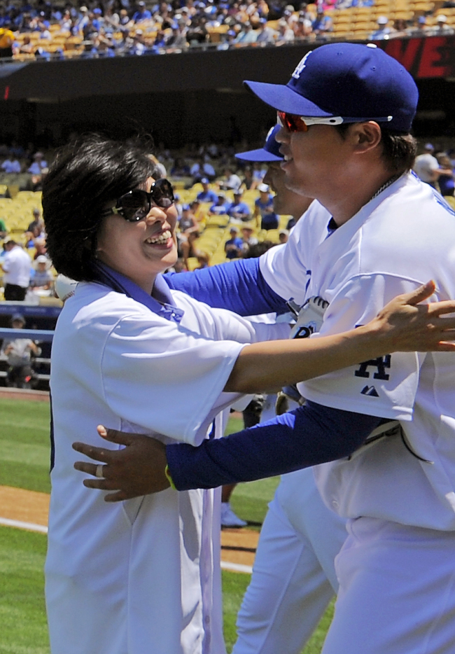 류현진(야구선수/LA다저스)
<YONHAP PHOTO-1239> Los Angeles Dodgers starting pitcher Hyun-Jin Ryu, of South Korea, hugs his mother Seung Soon Park prior to the Dodgers' baseball game against the Miami Marlins, Sunday, May 12, 2013, in Los Angeles. (AP Photo/Mark J. Terrill)/2013-05-13 17:01:31/ <저작권자 ⓒ 1980-2013 ㈜연합뉴스. 무단 전재 재배포 금지.>
Los Angeles Dodgers pitcher Ryu Hyun-jin hugs his mother prior to the Dodgers-Marlins game on Sunday.   AP-Yonhap News