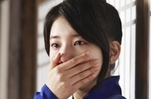 수지(배수지/가수/미쓰에이)
MBC 월화드라마 ‘구가의서’ 제작진은 가수 겸 연기자 수지가 우는 모습이 담긴 사진을 공개했다. 이는 오늘(13일) 방송에서 밝고 명랑한 담여울이 평소와는 180도 다른, 슬픔을 가득 담은 눈물을 드러내는 장면이다.