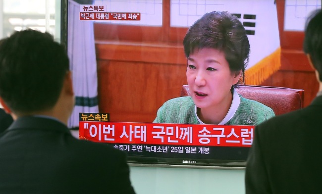 박근혜(대통령)
박근혜 대통령의 미국 방문을 수행한 윤창중 전 청와대 대변인이 성 추문이라는 전무한 이유로 중도 귀국하는 사태가 발생했다. 윤 전 대변인은 9일 경질 되었으나, ‘윤창중 스캔들’은 이미 박근혜정부 출범 70여일 만의 최대 위기로 부풀었다. 박근혜정부의 불통 스타일, 위기 관리 시스템 부재, 늑장 보고 등 각종 허점이 드러난 것이다.