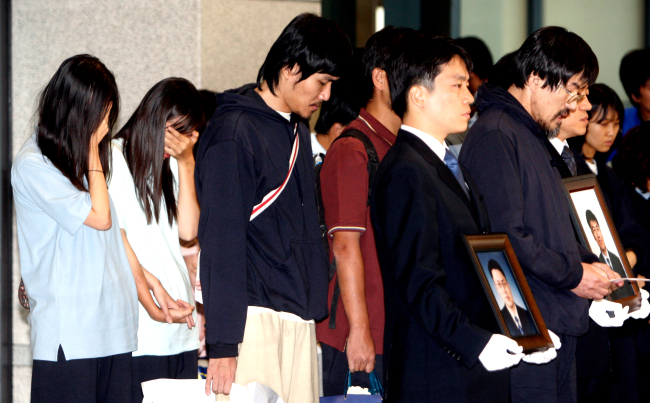 Surviving Korean Christian missionaries released from Taliban hostage takers in Afghanistan stand together during a press briefing upon their arrival at Incheon International Airport in August 2007.   Herald file photo