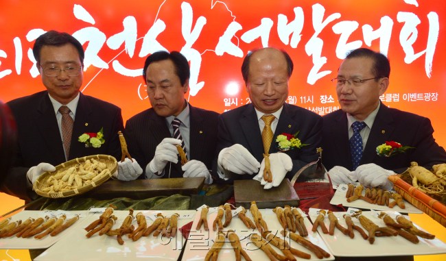 13일 오전 양재동 농협 하나로클럽에서 김수공 농협중앙회 농협경제대표이사등이 참석한 가운데 자연이 창조한 홍삼, 제2회 최고 천삼 선발대회가 열렸다. 이번행사는 전국 12개 인삼농협과 농협 한삼인이 참가하여 농협 한삼인이 최고의 천삼으로 수상하였다.<br />이상섭 기자. babtong@heraldcorp.com 2013.05.13
13일 오전 양재동 농협 하나로클럽에서 김수공 농협중앙회 농협경제대표이사등이 참석한 가운데 자연이 창조한 홍삼, 제2회 최고 천삼 선발대회가 열렸다. 이번행사는 전국 12개 인삼농협과 농협 한삼인이 참가하여 농협 한삼인이 최고의 천삼으로 수상하였다.
이상섭 기자. babtong@heraldcorp.com 2013.05.13
13일 오전 양재동 농협 하나로클럽에서 김수공 농협중앙회 농협경제대표이사등이 참석한 가운데 자연이 창조한 홍삼, 제2회 최고 천삼 선발대회가 열렸다. 이번행사는 전국 12개 인삼농협과 농협 한삼인이 참가하여 농협 한삼인이 최고의 천삼으로 수상하였다.
이상섭 기자. babtong@heraldcorp.com 2013.05.13