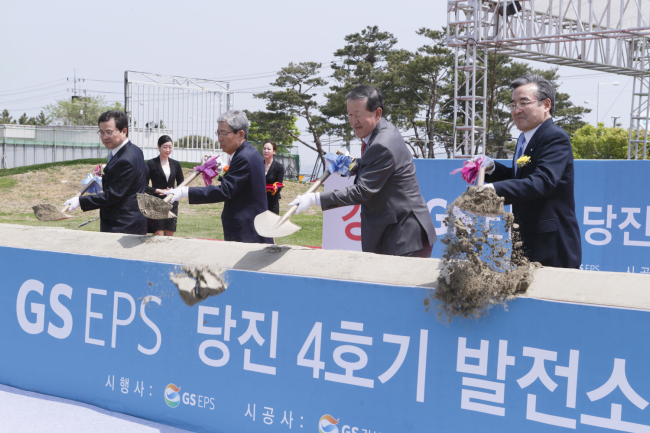 허창수(오른쪽에서 두 번째) GS그룹 회장이 지난 13일 충남 당진 부곡산업단지에서 열린 아시아 최대 규모 100㎿급 GS EPS 당진 4호기 바이오매스 발전소 착공식에 참석해 첫삽을 뜨고 있다.   [사진제공=GS그룹]