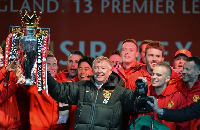 Retiring Manchester United manager Alex Ferguson (center) and his players celebrate with the EPL trophy in Manchester, England, Monday.   AFP-Yonhap News