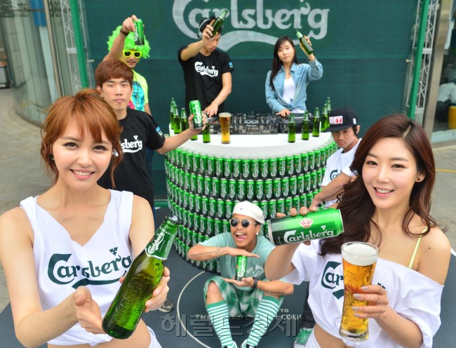14일 오전 청계광장 입구에서 덴마크에서 생산된 100% <br />프리미엄 몰트 맥주 칼스버그가 월드 DJ페스티벌을 후원을 기념해 도심 속에서 비보이댄스와 디제잉 퍼포먼스를 선보이고 있다. 월드 DJ페스티벌은 오는17일부터 19일까지 3일간 경기도 양평에서 열릴 예정이다.<br />이상섭 기자 babtong@heraldcorp.com 2013.05.14
14일 오전 청계광장 입구에서 덴마크에서 생산된 100%
프리미엄 몰트 맥주 칼스버그가 월드 DJ페스티벌을 후원을 기념해 도심 속에서 비보이댄스와 디제잉 퍼포먼스를 선보이고 있다. 월드 DJ페스티벌은 오는17일부터 19일까지 3일간 경기도 양평에서 열릴 예정이다.
이상섭 기자 babtong@heraldcorp.com 2013.05.14
