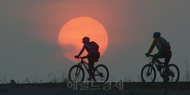 입하를 지나 운동하기 좋은 날씨이다. 한강 아라뱃길에서 시민들이 자신의 심신을 관리하기위해 힘차게 달리고 있다.<br />김명섭 기자 msiron@heraldcorp.com