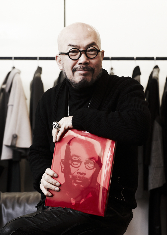 이상봉(패션디자이너/이상봉대표)
고 앙드레김 이후 최고의 ‘국민 디자이너’로 부상한 이상봉 디자이너는 2002년 파리 프레타포르테에 진출하면서 세계 무대에 이름을 알리기 시작했다. 2006년 같은 무대에서 한글 문양 의상을 처음 선보인 후에는 세계적인 디자이너로서의 입지를 굳혔다.