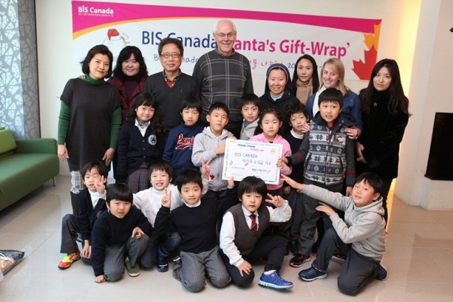 BIS Canada Principal Larry Simpson (fourth from left) and other officials, teachers and students pose for a group photo.   BIS Canada
