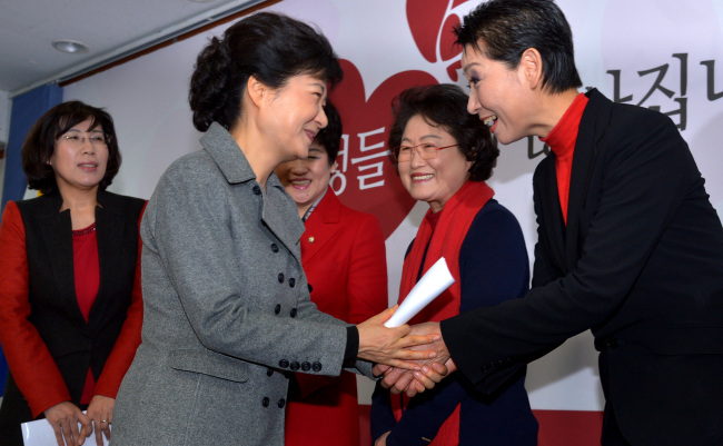 박근혜(좌부터/대통령),김성주(기업인/성주그룹대표이사회장/MCMHoldingAG대표이사회장/성주재단이사장)