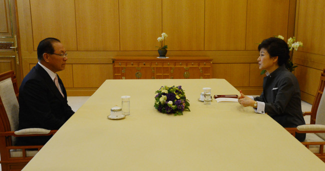 President Park Geun-hye meets with Saenuri Party leader Rep. Hwang Woo-yea at Cheong Wa Dae on Tuesday. Chung Hee-cho/The Korea Herald