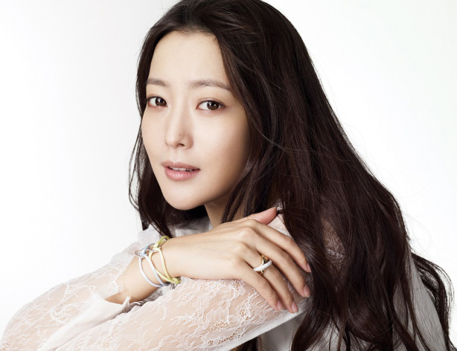 김희선(탤런트/영화배우)
김희선이 코카-콜라사의 세계적인 주스 브랜드 ‘미닛메이드’의 새로운 광고 모델로 발탁됐다.