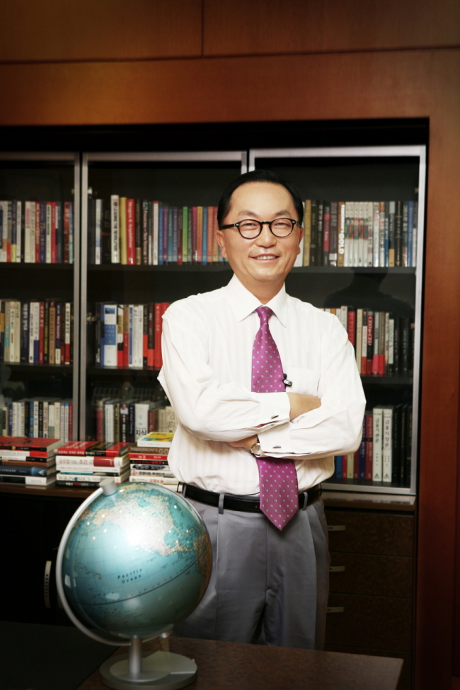 박현주(금융인/미래에셋회장)
박현주(55) 미래에셋 회장과 김남구(50) 한국투자금융지주 부회장은 한국 금융투자업계를 이끄는 양대 리더다. 두 사람 모두 척박한 한국 금융시장에서 새로운 영역을 개척하며 ‘파천황(破天荒)’의 금융 스토리를 써왔다. 이를 통해 두 수장이 지휘하는 회사는 물론 금융투자업계 전체의 동반 발전을 이끌어오고 있다.