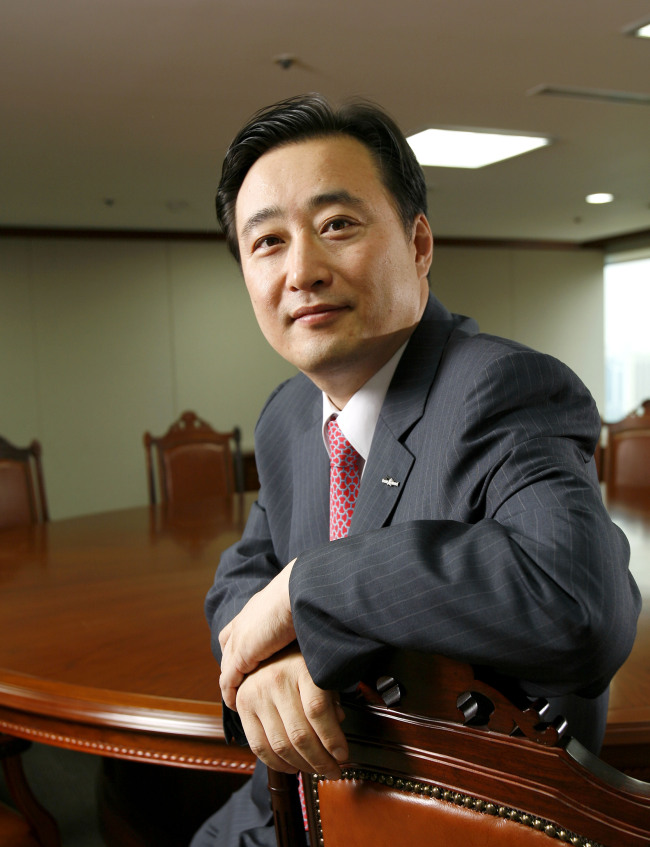 김남구(기업인/한국투자금융지주부회장)
박현주(55) 미래에셋 회장과 김남구(50) 한국투자금융지주 부회장은 한국 금융투자업계를 이끄는 양대 리더다. 두 사람 모두 척박한 한국 금융시장에서 새로운 영역을 개척하며 ‘파천황(破天荒)’의 금융 스토리를 써왔다. 이를 통해 두 수장이 지휘하는 회사는 물론 금융투자업계 전체의 동반 발전을 이끌어오고 있다.