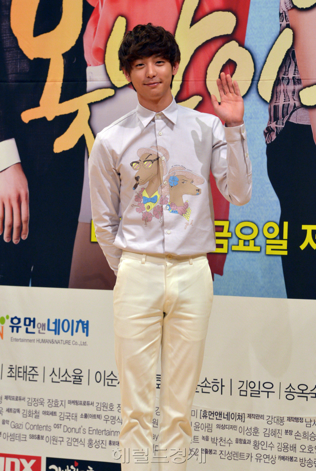 현우(김현우/가수/탤런트/트웬티포세븐)
배우 현우가 14일 오후 SBS 목동사옥에서 열린 새 일일드라마 ‘못난이 주의보’ 제작발표회에 참석해 포즈를 취하고 있다.