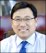 도성환(기업인/테스코말레이시아최고경영자CEO)
홈플러스는 점포에 부임한 신임 점장에게 구두를 선물한다. ‘신발이 닳도록 현장을 발로 뛰라’는 의미를 담고 있다. .이 전통은 홈플러스 첫 점포였던 대구점이 첫 돌을 맞았을 때, 당시 점장이 구두를 받으면서 시작됐다. 첫 구두의 주인공이 15일 홈플러스 CEO로 취임했다. 도성환<사진> 홈플러스 신임 사장이 그 주인공이다.