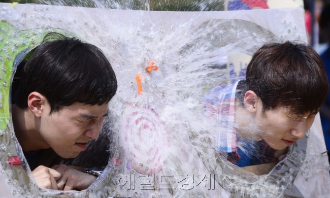 축제의 계절이다. 14일 오후 서울 자양동 건국대 캠퍼스에 축제가 한창이다. 지나가던 학생들이 단돈에 천원에 물풍선 세 개로 스트레스를 시원하게 날리고 있다. 박해묵 기자/mook@heraldcorp.com
축제의 계절이다. 14일 오후 서울 자양동 건국대 캠퍼스에 축제가 한창이다. 지나가던 학생들이 단돈에 천원에 물풍선 세 개로 스트레스를 시원하게 날리고 있다. 박해묵 기자/mook@heraldcorp.com