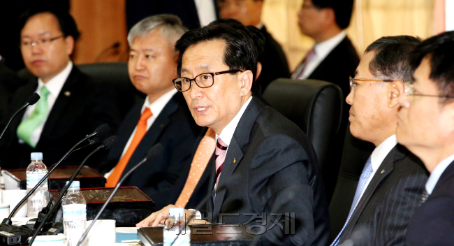 최수현 금융감독원장이 15일 오전 서울 여의도 금융투자협회에서 투자회자 CEO와 간담회를 갖고 있다. 박현구 기자phko@heraldcorp.com
최수현 금융감독원장이 15일 오전 서울 여의도 금융투자협회에서 투자회자 CEO와 간담회를 갖고 있다. 박현구 기자phko@heraldcorp.com