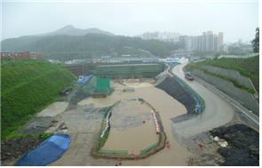 서울시가 사당, 관악 도림천, 강남역, 광화문, 신월 등 침수취약지역을 5곳으로 나눠 맞춤 수방대책을 내놨다. 사당지역엔 버튼을 누르면 밀려드는 빗물을 막을 수 있는 자동 도로 물막이판이 도입되고 강남역과 광화문 일대는 저류조 설치 및 하수관거 등이 추가된다. 275개 산사태 취약지역에 대한 정비작업도 우기 전에 마친다.