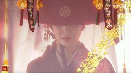 윤세아(영화배우)
찰나의 등장이 빛을 발했다. MBC‘구가의 서’의 방송 말미 자홍명 역할을 맡은 윤세아와 구월령 최진혁이 짧게 등장했다. 시청자들은 ‘미친 존재감’이라며 손가락을 치켜세웠다.