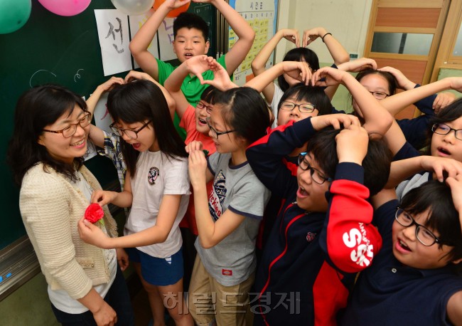 스승의 날인 15일 오전 서울 석촌초등학교에서 학생들이 스승의 날 행사를 가지면서 담임선생님에게 감사의 마음을 담아 직접 만든 카네이션을 달아주며 활짝 웃고 있다. 박해묵 기자/mook@heraldcorp.com
스승의 날인 15일 오전 서울 석촌초등학교에서 학생들이 스승의 날 행사를 가지면서 담임선생님에게 감사의 마음을 담아 직접 만든 카네이션을 달아주며 활짝 웃고 있다. 박해묵 기자/mook@heraldcorp.com
‘스승의 은혜는 하늘 같아서…’ 스승의 날인 15일 오전 서울 석촌초등학교 학생들이 담임선생님에게 감사의 마음을 담아 직접 만든 카네이션을 달아주고 있다. 제자의 깜짝선물에 선생님도 학생들도 활짝 웃었다. 　박해묵 기자/mook@heraldcorp.com