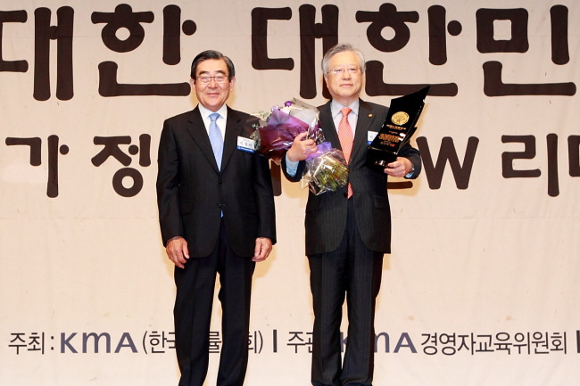 이봉서(좌부터/경제기관단체인/전정무직공무원/한국능률협회회장),이석채(기업인/전행정공무원/KT대표이사 회장)
이석채(오른쪽) KT 회장이 15일 서울시 용산구 한남동 그랜드햐앗트서울 호텔에서 한국능률협회가 선정한 ‘2013 한국의 경영자상’을 수상했다.