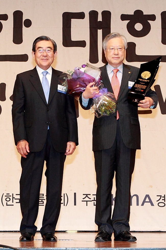 이봉서(좌부터/경제기관단체인/전정무직공무원/한국능률협회회장),이석채(기업인/전행정공무원/KT대표이사 회장)
이석채(오른쪽) KT 회장이 15일 서울시 용산구 한남동 그랜드햐앗트서울 호텔에서 한국능률협회가 선정한 ‘2013 한국의 경영자상’을 수상했다.