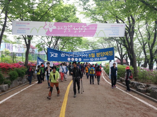 분양성수기를 맞아 아파트 분양 현장이 뜨겁다. 요즘 가장 눈에 띄는 건 지역 주민을 상대로 한 건설사의 ‘스킨십 마케팅’이다. 분양 효과를 높이기 위해 ‘미들급’ 펜트하우스도 등장했다. 서비스 면적을 더 주고, 분양 면적은 줄이고, 가격은 내리는 자린고비형 ‘더줄내’ 마케팅도 최근 분양시장에서 유행하는 전략이다.