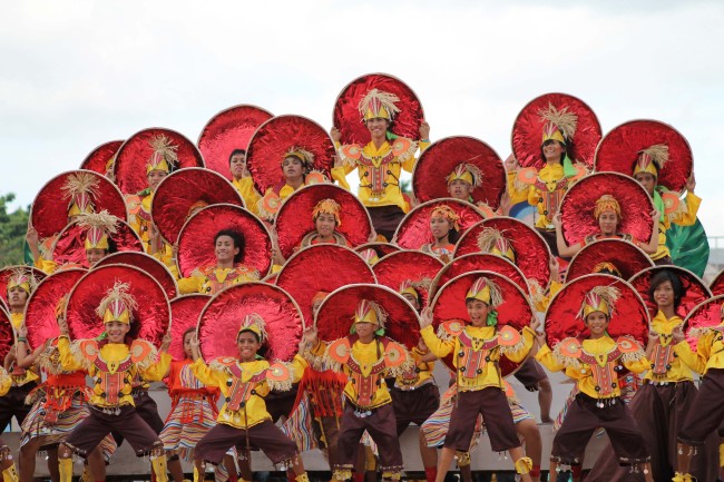 필리핀 탁로반 시(Tacloban City)에서 ‘핀타도스 페스티벌(Pintados Festival)’을 개최한다. 필리핀 고유 전통문화를 느낄 수 있는 ‘핀타도스’ 축제는 핀타도스(Pintados)라고 불리는 고대 전사들로 부터 내려온 고유의 문화다. 수확이 끝난 후 드리던 제의에서 시작되었다. 화려하게 치장한 댄서들이 거리를 가득 메운다.