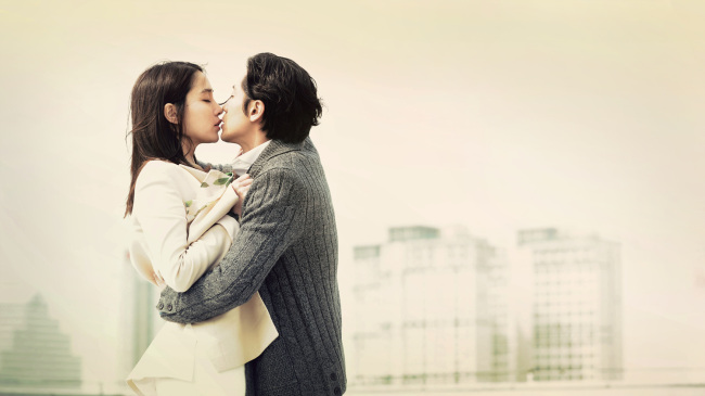 이민정(좌부터/탤런트),신하균(영화배우)
SBS 수목극 ‘내 연애의 모든 것( 내연모)’은 정치와 연애를 함께 엮은 드라마다. 그럼에도 정치 이야기가 제법 많이 등장하는 것은 정치와 연애의 연관관계를 보여주어야 하기 때문이다. 정치인은 유권자의 마음을 얻어야 하고, 연애는 이성의 마음을 얻어야 한다. 정치나 연애 모두 갈등과 대치 상황을 경험하기도 한다. 그러다 서로 싸우다 정 들어 해피엔딩을 맞이하는 것이라고 한다.