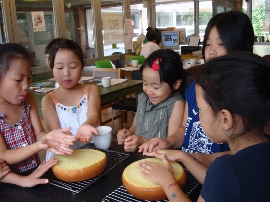 Students participate in a cooking class at the Sungmisan School.
Sungmisan School