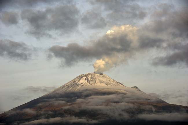 The Popocatepetl volcano, Mexico’s second highest peak, 55 kilometers southeast of Mexico City, is spewing a cloud of ash and smoke on Tuesday.   AFP-Yonhap News