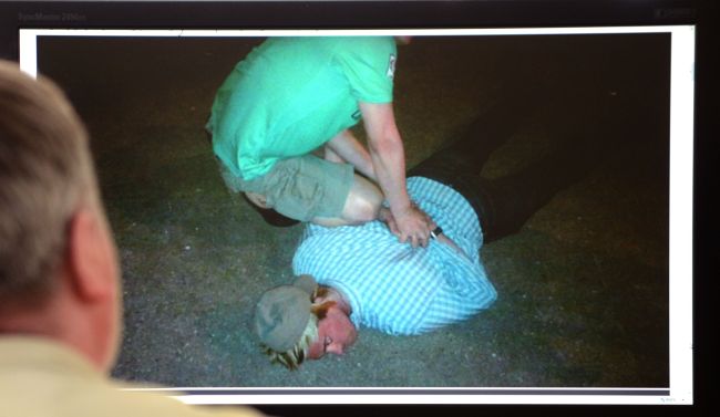 A man in Moscow on Tuesday looks at a computer screen displaying a photo published by Russian state English language television RT website, which shows a man, identified as Ryan Fogle, a third secretary of the U.S. Embassy in Moscow, being held to the ground face down and having his hands put behind his back during his arrest by a Russian Federal Security Service agent.   AFP-Yonhap News