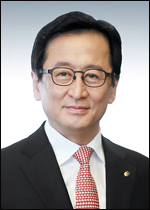 최수현(금융인/전공무원/금융감독원원장)
최수현 금융감독원장<사진>은 금융권에서 자행되는 ‘갑’의 횡포를 엄단하겠다고 밝혔다. 특히 갑의 횡포로 민원이 접수되는 금융회사에 대해선 제재 수위를 강화할 방침이다.