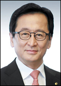 최수현(금융인/전공무원/금융감독원원장)
최수현 금융감독원장은 금융권에서 자행되는 ‘갑’의 횡포를 엄단하겠다고 밝혔다. 특히 갑의 횡포로 민원이 접수되는 금융회사에 대해선 제재 수위를 강화할 방침이다.