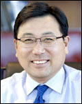도성환(기업인/테스코말레이시아최고경영자CEO)
홈플러스는 점포에 부임한 신임 점장에게 구두를 선물한다. ‘신발이 닳도록 현장을 발로 뛰라’는 의미를 담고 있다. .이 전통은 홈플러스 첫 점포였던 대구점이 첫 돌을 맞았을 때, 당시 점장이 구두를 받으면서 시작됐다. 첫 구두의 주인공이 15일 홈플러스 CEO로 취임했다. 도성환<사진> 홈플러스 신임 사장이 그 주인공이다.