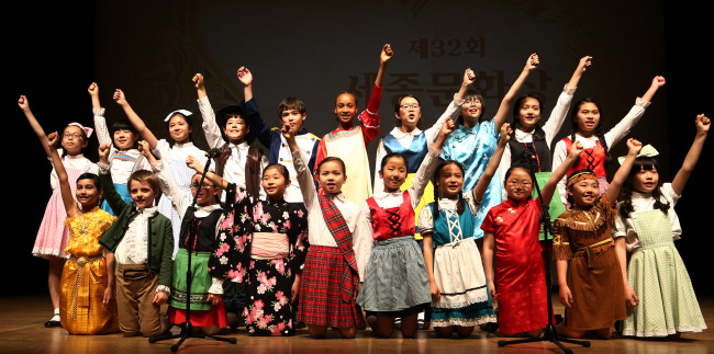A choir of children with multicultural backgrounds performs at the 32nd Sejong Cultural Award held in Seoul on Monday to commemorate the creation of the Korean writing system, Hangeul, and promote Korean culture. Yonhap News
