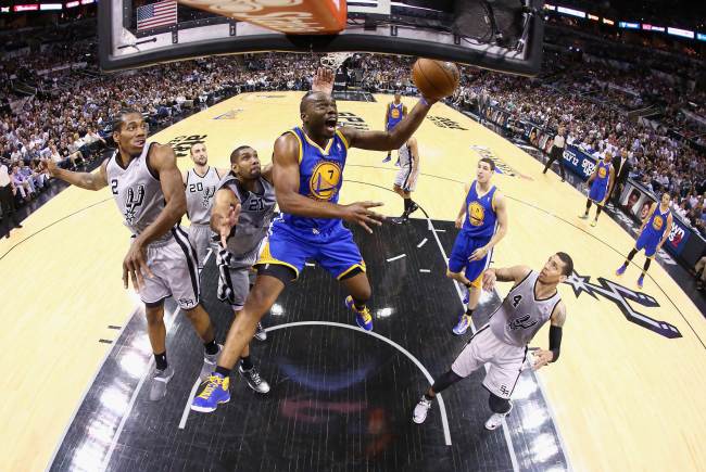 Golden State Warriors forward Carl Landry drives to the basket against the San Antonio Spurs on Tuesday.   AFP-Yonhap News