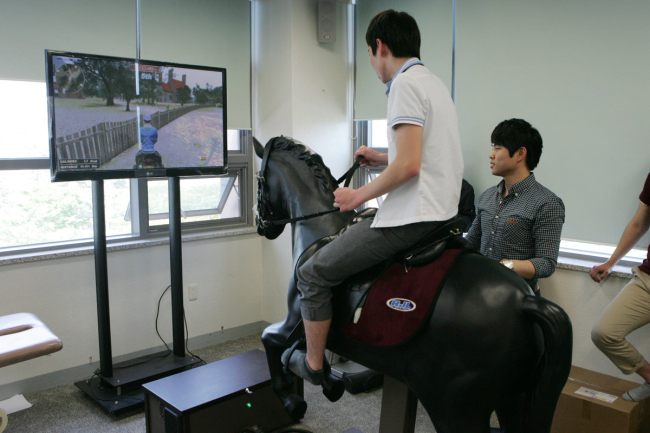 대구대학교가 대구경북지역 고교생 전공과 진로 탐색을 위해 운영하는 ‘진로체험프로그램’이 학생들에게 큰 호응을 얻고 있다. 15일 대구대에 따르면 지난 13일 경산캠퍼스에서 대구 능인고교와 매천고교 1․ 2학년 455명(능인고 295명ㆍ매천고 160명)을 대상으로 대학․고교 연계프로그램을 가졌다.