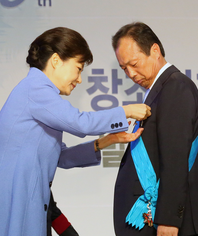 박근혜(좌부터/대통령),신종균(기업인/삼성전자사장)
<YONHAP PHOTO-0789> 금탑산업훈장 받는 신종균 삼성전자 IM 부문장 (서울=연합뉴스) 안정원 기자 = 박근혜 대통령이 15일 서울 여의도 63빌딩에서 열린 제48회 발명의 날 기념식에서 혁신적인 스마트폰을 개발해 글로벌 모바일 트렌드를 주도한 신종균 삼성전자(주) IM부문장(사장)에게 금탑산업훈장을 수여하고 있다. 2013.5.15 jeong@yna.co.kr/2013-05-15 12:41:02/ <저작권자 ⓒ 1980-2013 ㈜연합뉴스. 무단 전재 재배포 금지.>
President Park Geun-hye awards the Gold Tower Order of Industrial Service Merit to Samsung Electronics mobile chief Shin Jong-kyun, for his contribution to the nation’s IT industry at a ceremony in Seoul on Wednesday.   Yonhap News