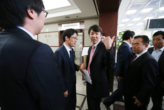 Prosecution investigators enter the headquarters of GS E&C in Seoul for search and seizure operations as part of their investigation into the construction firm’s alleged involvement in misappropriation and price-fixing in the four-river refurbishment project.   Yonhap News