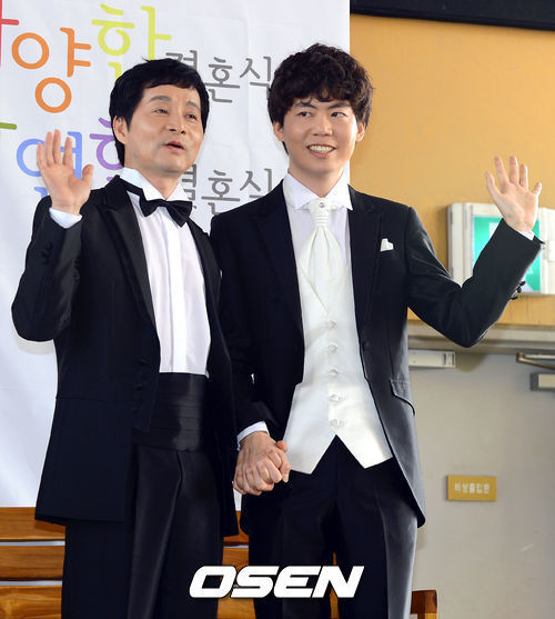 김조광수(영화제작자/영화감독/청년필름대표)
최근 동성 연인과 결혼을 발표한 김조광수 감독이 가수 서태지의 예비신부 이은성과의 인연을 공개했다.